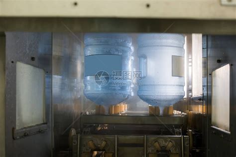 注射过程的预形堆积集装箱中的PET瓶子工厂内的塑料饮用水瓶制造过程高清图片下载-正版图片504531623-摄图网