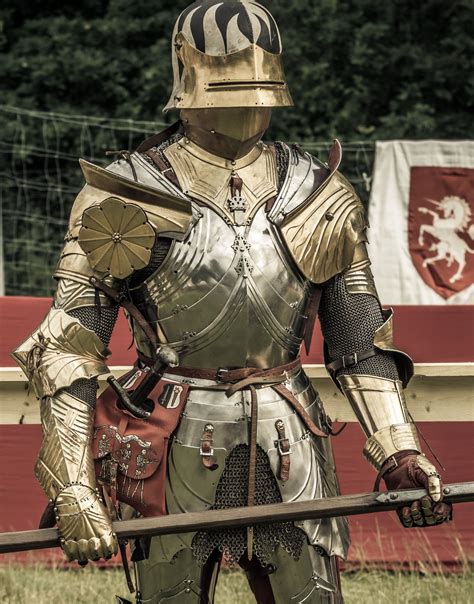 Knight in a suit of gilded ornate Gothic plate armour. | Century armor ...