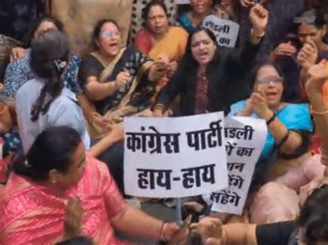 BJP Mahila Morcha workers protest outside PCC office: Stirs erupt over ...