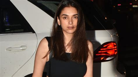 Aditi Rao Hydari practiced her Bharat Natyam skills home in a black top ...