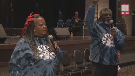 Hosea Helps feeds the hungry and homeless on Christmas | 11alive.com