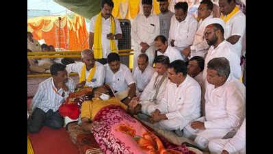 Dhangar activist Borhade suspends hunger strike on Day 17, says pause ...