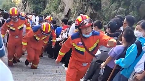 游客爬泰山发病 消防员抬上山顶救助站就医