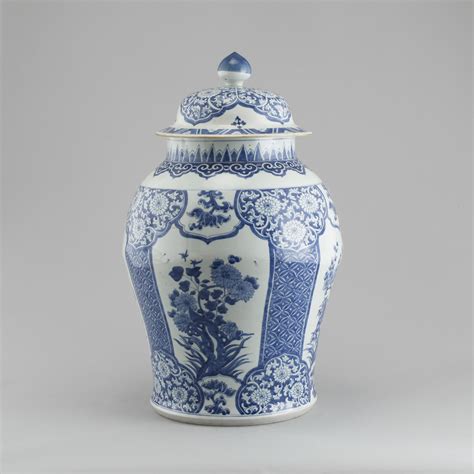 A large blue and white floor vase, lte Qing or later. - Bukowskis