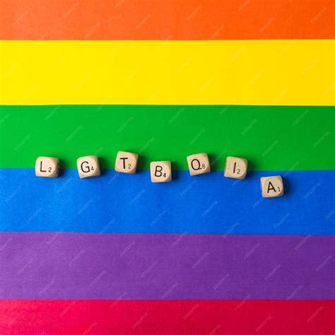 LGBTQIA słowo kości i flaga gejów | Darmowe Zdjęcie