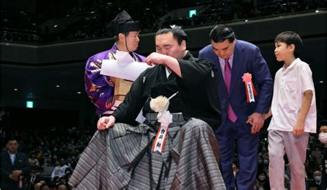Sumo-Rekordmeister Hakuho zeigt Emotionen bei seiner Rücktrittszeremonie