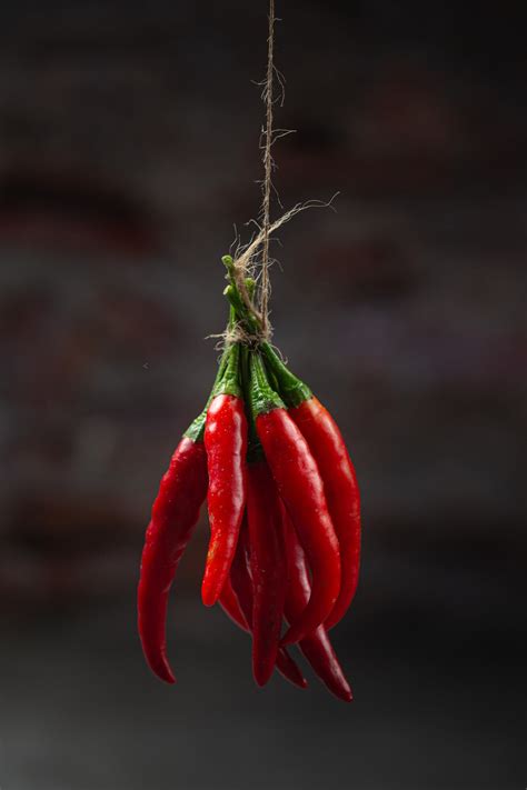Bando de pimenta vermelha quente seca no preto. | Foto Grátis