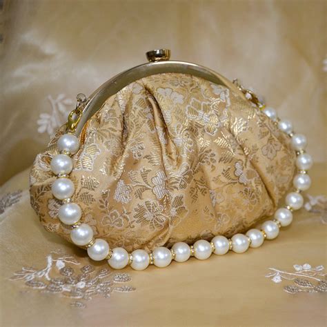 Naaz Batua | Gold – ArtFlyck