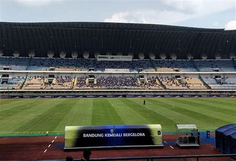 https://img.okezone.com/content/2023/11/04/49/2914404/laga-persib-bandung-vs-arema-fc-di-stadion-gbla-berpotensi-dipenuhi-bobotoh-maung-bandung-menang-lagi-OHny6F6oQ2.jpg
