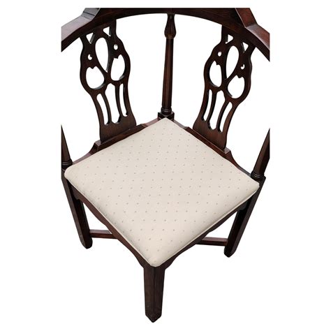 Silla esquinera inglesa de caoba tapizada Jorge III en venta en 1stDibs