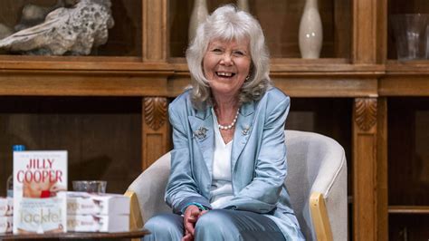 Jilly Cooper, britský autor románů bestsellerů, včetně „soupeřů ...
