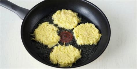 Драники из сырой картошки - рецепт приготовления с пошаговыми фото