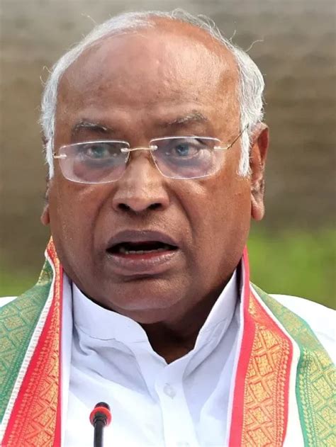 मल्लिकार्जुन खरगे का विवादित बयान, BJP-RSS को बताया जहरीला सांप ...