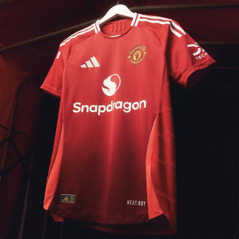 Manchester United dévoile son nouveau maillot domicile 2024-2025