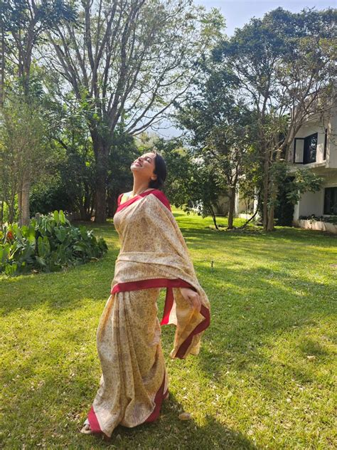 Srinidhi Shetty : చీరకట్టులో మేకప్ లేకుండా.. శ్రీనిధి శెట్టి క్యూట్ ...