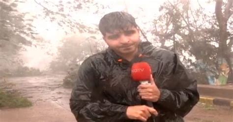 Biparjoy Cyclone: मांडवी में तेज हवाओं के कारण उखड़े कई पेड़, सड़क ...