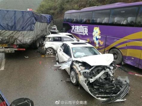 云南昆楚高速发生24车追尾事故 致2人轻伤(图) -新闻中心-杭州网