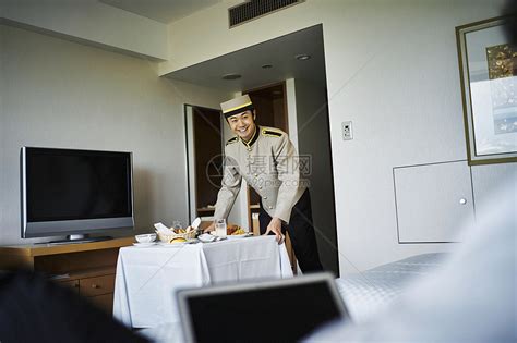 酒店客房服务人员送早餐进房间高清图片下载-正版图片502054228-摄图网