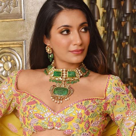 30+ Stunning Choker Necklace Designs To Elevate Your Bridal Look