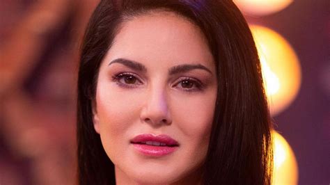 सनी लियोनी को मेकअप, कपड़े देने को नहीं तैयार बड़े ब्रांड, एक्ट्रेस ने ...