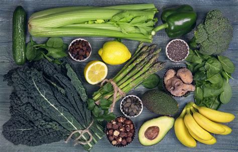 一些绿色的碱性蔬菜和水果图片-木桌上的一些绿色的碱性蔬菜和水果素材-高清图片-摄影照片-寻图免费打包下载