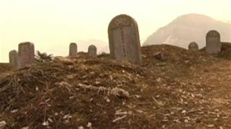 羊楼洞142个烈士墓曾半个世纪无人祭奠 墓地也曾杂草丛生_凤凰网视频_凤凰网