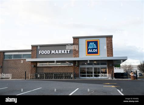 Local Store Outside 的图像结果