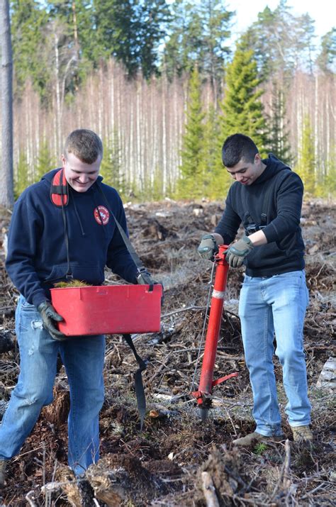 US Soldiers plant trees in honor of Earth Day | Article | The United ...