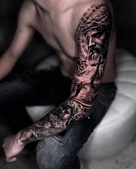 Mateus de Jesus • TATUAGEM REALISTA on Instagram: "Guiado pela luz de Cristo, sigo o caminho que ...