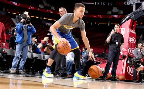 Steph Curry brings young fan onto court to do dribbling routine with ...