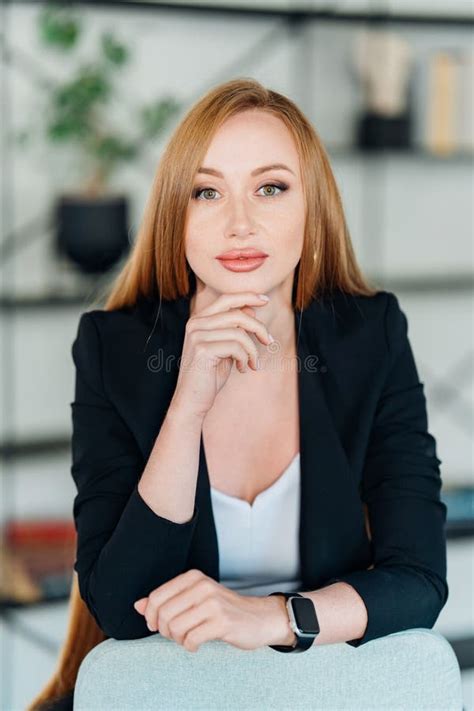 Beautiful Women Business Suit 的图像结果