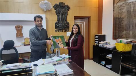 Udaipur's painter Devi Shri Dixit presented a handmade oil painting to ...