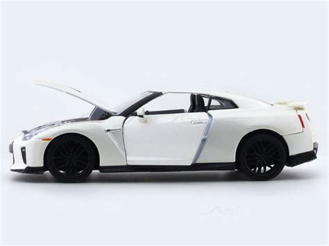 Nissan Skyline GT-R R35 White 1:24 Bburago licensed diecast Scale Model ...