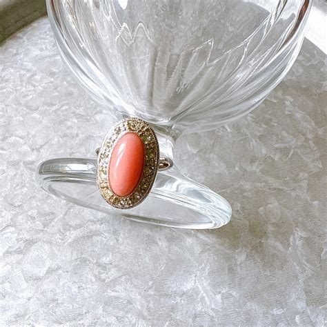 RA122-【 AVON 】エイボン・ヴィンテージリング 1974 Pale Fire Coral Pink Lucite Cabochon ...