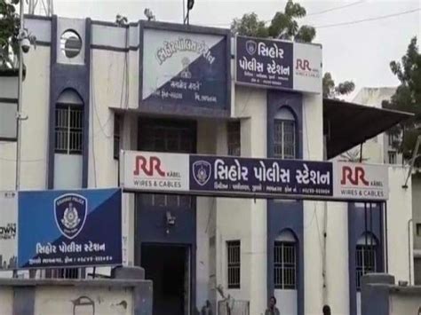 In-laws attack father and sons with axe and sword over daughter-in-law ...