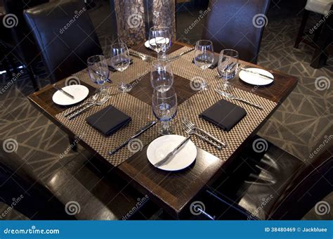 Fancy Restaurant Table 的图像结果