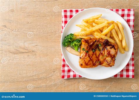 Bistec De Pollo a La Parrilla Con Patatas Fritas O Patatas Fritas Foto ...