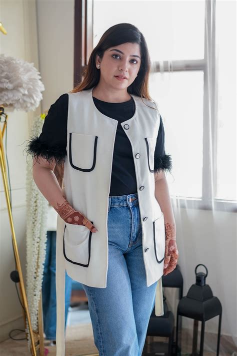 Jeh White Half Sleeves Coat – LaGlits