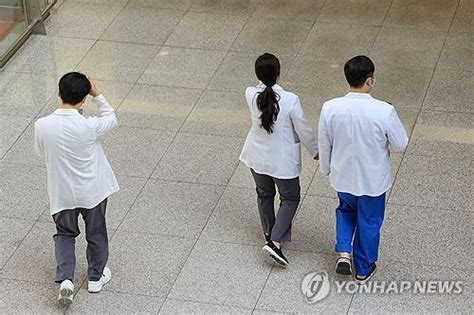 韩政府向1308名离岗医生送达公告责令复工 | 韩联社