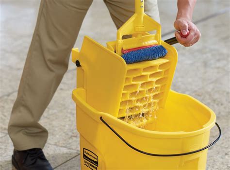 How To Use A Mop And Bucket | Storables