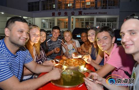 组图| 海南外国留学生吃月饼 感受中国传统文化-新闻中心-南海网