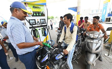 Petrol Diesel Price: पेट्रोल-डीजल की कीमतों में गिरावट, बिहार सहित कई ...