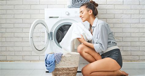 Por qué la ropa huele mal cuando las sacas de la lavadora: este error ...
