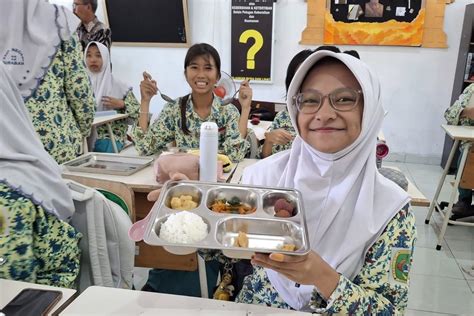 Full Senyum! Ribuan Siswa SMPN 22 Surabaya Antusias Nikmatin MBG ...