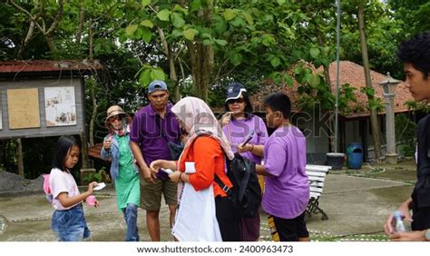 Tourist Meeting Local 的图像结果