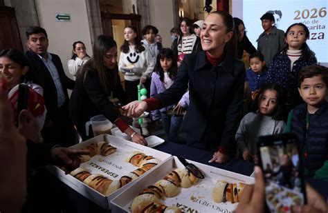 Reyes Magos llegan a la mañanera de Sheinbaum y parten la rosca