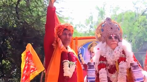 Video: Man dressed as Hanuman holds giant insulin cutout as Kejriwal ...