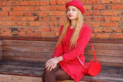 梦到一个红衣服女人是啥预兆_周公解梦官网
