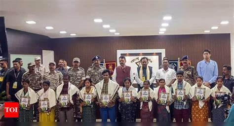 After 38 yrs, top woman Maoist, 10 rebels surrender in Gadchiroli ...