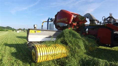 Abgefahrenes Gespann: Lohnunternehmer baut Bandschwader und Häcksler an ...